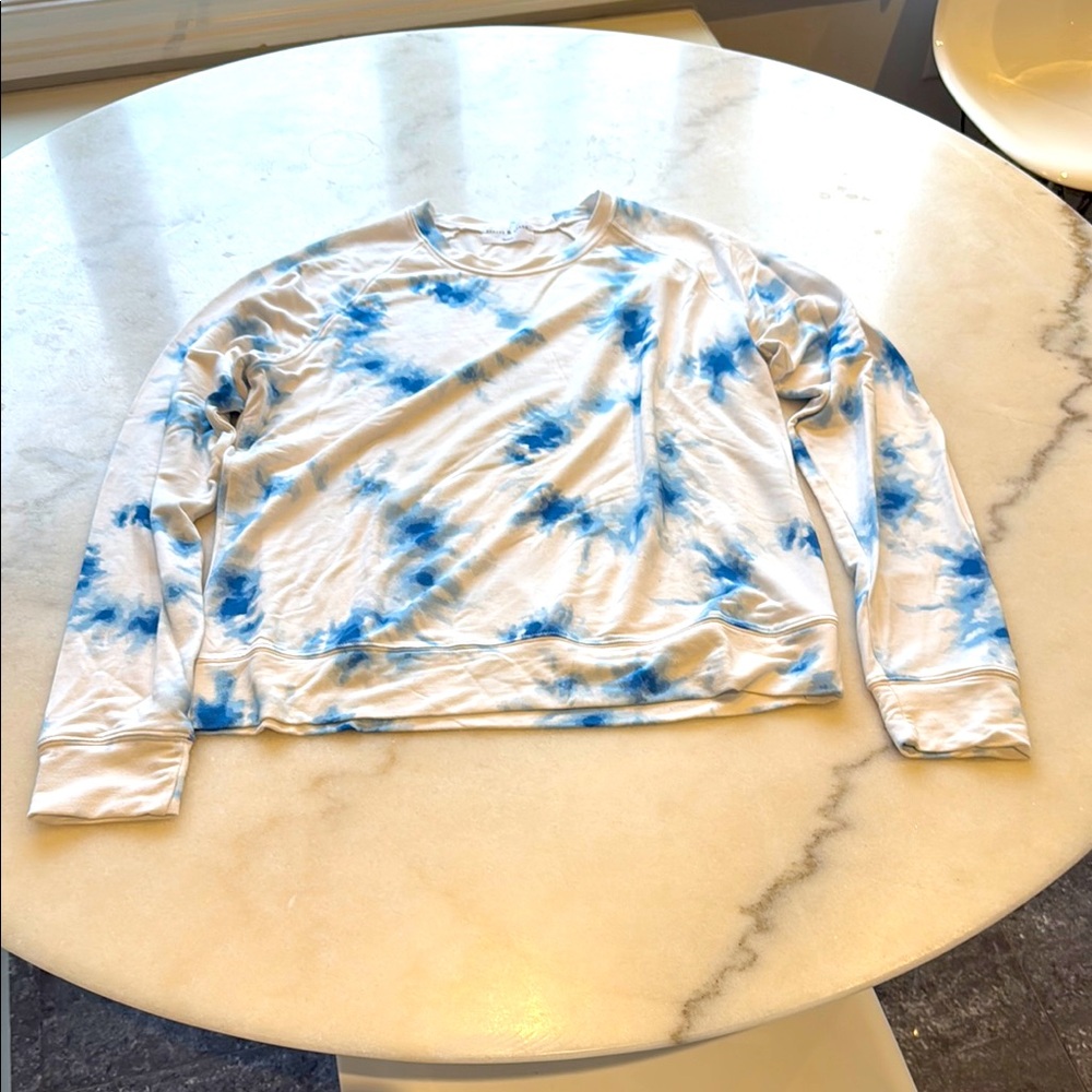 STRIPE AND STARE BLUE AND WHITE TIE DYE SWEATER. M